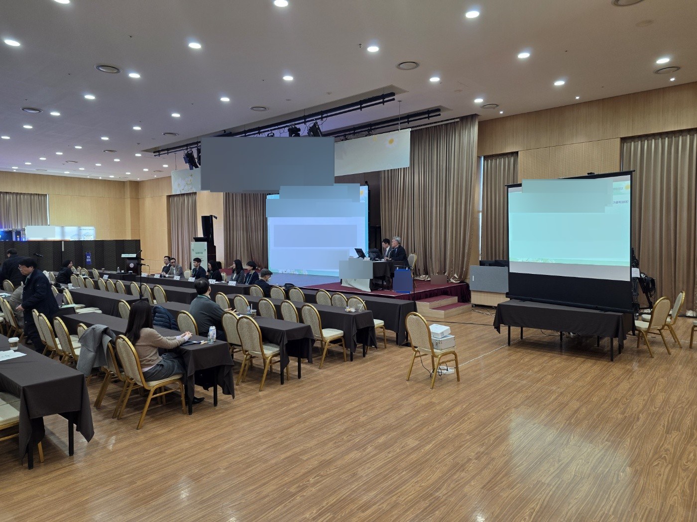 패널 토론 세션 무대와 화면